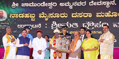 ಮೈಸೂರು ದಸರಾ 2022ನ್ನು ಉದ್ಘಾಟಿಸಿದ ರಾಷ್ಟ್ರಪತಿ ದ್ರೌಪದಿ ಮುರ್ಮು ಅವರನ್ನು ಮುಖ್ಯಮಂತ್ರಿ ಬಸವರಾಜ ಬೊಮ್ಮಾಯಿ ಸನ್ಮಾನಿಸಿದರು