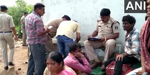 ಮಾಹಿತಿ ಸಂಗ್ರಹಿಸುತ್ತಿರುವ ಪೊಲೀಸರು