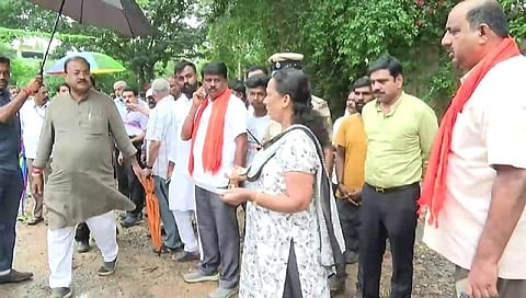 ಮಹಿಳೆ ಜೊತೆ ಅರವಿಂದ ಲಿಂಬಾವಳಿ