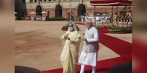 ದೆಹಲಿಯ ರಾಷ್ಟ್ರಪತಿ ಭವನದಲ್ಲಿ ಬಾಂಗ್ಲಾದೇಶದ ಪ್ರಧಾನಿ ಶೇಖ್ ಹಸೀನಾ ಅವರನ್ನು ಸಕಲ ಸರ್ಕಾರಿ ಗೌರವಗಳೊಂದಿಗೆ ಬರಮಾಡಿಕೊಂಡ ಪ್ರಧಾನಿ ನರೇಂದ್ರ ಮೋದಿ