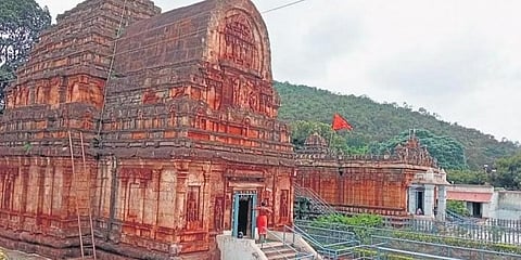 ಬಳ್ಳಾರಿ ಜಿಲ್ಲೆಯ ಸಂಡೂರು ತಾಲೂಕಿನ ಕುಮಾರಸ್ವಾಮಿ ಬೆಟ್ಟದಲ್ಲಿರುವ ಎಎಸ್ಐ ಸಂರಕ್ಷಿತ ಪಾರ್ವತಿ ದೇವಸ್ಥಾನ.