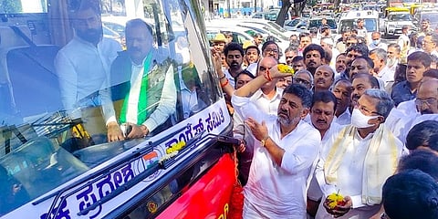 ಕಾಂಗ್ರೆಸ್ ಹಮ್ಮಿಕೊಂಡಿರುವ ಪ್ರಜಾಧ್ವನಿ ಯಾತ್ರೆ ಬಸ್ಸಿಗೆ ಕೆಪಿಸಿಸಿ ಕಚೇರಿ ಬಳಿ ಪೂಜೆ ಸಲ್ಲಿಸಿದ ಡಿ ಕೆ ಶಿವಕುಮಾರ್, ಸಿದ್ದರಾಮಯ್ಯ