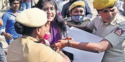 ಸೋಮವಾರ ಬೆಂಗಳೂರಿನ ಟೌನ್ ಹಾಲ್ನಲ್ಲಿ ಸಿದ್ದರಾಮಯ್ಯ ಕುರಿತ ಬಿಜೆಪಿ ಪುಸ್ತಕ ಬಿಡುಗಡೆ ವಿರೋಧಿಸಿ ಪ್ರತಿಭಟನೆ ನಡೆಸಿದ ಕಾಂಗ್ರೆಸ್ ಕಾರ್ಯಕರ್ತನನ್ನು ಪೊಲೀಸರು ಬಂಧನಕ್ಕೊಳಪಡಿಸಿದರು.