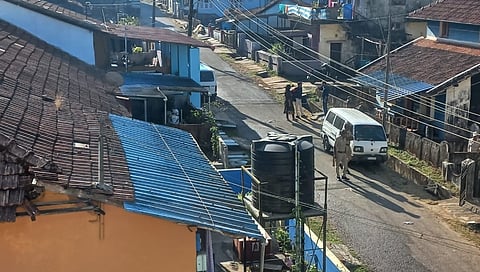ಶೋಧ ಕಾರ್ಯಾಚರಣೆ ನಡೆಸುತ್ತಿರುವ ಇಡಿ ಅಧಿಕಾರಿಗಳು.