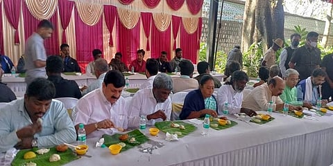 ಸ್ಮಶಾನ ಕಾರ್ಮಿಕರೊಂದಿಗೆ ಸಿಎಂ ಮತ್ತು ಸಚಿವರುಗಳ ಉಪಾಹಾರ ಸೇವನೆ