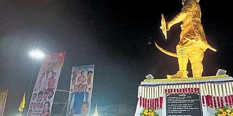 ಹೈಕೋರ್ಟ್ ಆದೇಶವಿದ್ದರೂ ಸಂಗೊಳ್ಳಿ ರಾಯಣ್ಣ ಪ್ರತಿಮೆ ಸುತ್ತ ವಿವಿಧ ರಾಜಕೀಯ ಪಕ್ಷಗಳ ಪೋಸ್ಟರ್ಗಳು