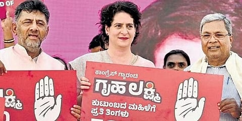 ನಿನ್ನೆ ಬೆಂಗಳೂರಿನಲ್ಲಿ ಕಾಂಗ್ರೆಸ್ ಪಕ್ಷದ 'ನಾ ನಾಯಕಿ' ಸಮಾವೇಶದಲ್ಲಿ ಗೃಹಲಕ್ಷ್ಮಿಯೋಜನೆ ಪ್ರಕಟ