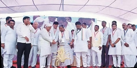 ಬಾಗಲಕೋಟೆಯಲ್ಲಿ ಬುಧವಾರ ನಡೆದ ಪ್ರಜಾಧ್ವನಿ ಯಾತ್ರೆಯಲ್ಲಿ ಸಿಎಲ್ಪಿ ನಾಯಕ ಸಿದ್ದರಾಮಯ್ಯ ಮತ್ತು ಕೆಪಿಸಿಸಿ ಅಧ್ಯಕ್ಷ ಡಿಕೆ.ಶಿವಕುಮಾರ್.