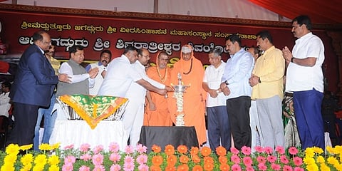 ಸುತ್ತೂರಿನಲ್ಲಿ ಶಿವರಾತ್ರಿ ದೇಶಿಕೇಂದ್ರ ಮಹಾಸ್ವಾಮೀಜಿಯವರ ದಿವ್ಯ ಸಾನಿಧ್ಯದಲ್ಲಿ ಆರಂಭವಾಗಿರುವ ಜಗದ್ಗುರು ಶ್ರೀ ಶಿವರಾತ್ರೀಶ್ವರ ಶಿವಯೋಗಿಗಳವರ ಜಾತ್ರಾ ಮಹೋತ್ಸವದಲ್ಲಿ ವಸ್ತುಪ್ರದರ್ಶನ, ಕೃಷಿಮೇಳ, ಸಿರಿಧಾನ್ಯ, ಸಾಂಸ್ಕೃತಿಕ ಮೇಳದ ಉದ್ಘಾಟನೆ