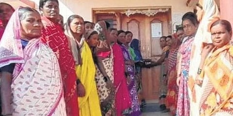 ಗ್ರಾಮ ಪಂಚಾಯಿತಿ ಕಚೇರಿಗೆ ಬೀಗ ಜಡಿದ ಮಹಿಳೆಯರು