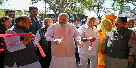ಕೇಂದ್ರ ಗೃಹ ಸಚಿವ ಅಮಿತ್ ಷಾ ಅವರು ಇಂದು ಕೆ.ಎಲ್.ಇ ಸಂಸ್ಥೆಯ ಬಿ.ವಿ ಭೂಮರೆಡ್ಡಿ ತಾಂತ್ರಿಕ ವಿಶ್ವವಿದ್ಯಾಲಯ ಏರ್ಪಡಿಸಿರುವ ಸುವರ್ಣ ಮಹೋತ್ಸವ ಸಮಾರಂಭವನ್ನು ಉದ್ಘಾಟಿಸಿದರು.