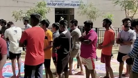 ಹಾಸ್ಟೆಲ್ ನ ಹೊರ ನಿಂತಿರುವ ವಿದ್ಯಾರ್ಥಿಗಳು.