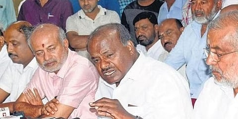 ಸುದ್ದಿಗಾರರೊಂದಿಗೆ ಮಾತನಾಡುತ್ತಿರುವ ಹೆಚ್.ಡಿ.ಕುಮಾರಸ್ವಾಮಿ
