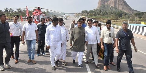 ಕೇಂದ್ರ ಸಾರಿಗೆ ಸಚಿವ ನಿತಿನ್ ಗಡ್ಕರಿ ಅವರು ಗುರುವಾರ ರಾಮನಗರ ಬಳಿ ಬೆಂಗಳೂರು-ಮೈಸೂರು ಎಕ್ಸ್ಪ್ರೆಸ್ವೇಯನ್ನು ಪರಿಶೀಲಿಸಿದರು.