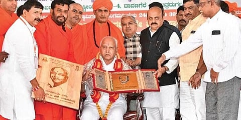 ಗುರುವಾರ ಚಿತ್ರದುರ್ಗದಲ್ಲಿ ಮುಖ್ಯಮಂತ್ರಿ ಬಸವರಾಜ ಬೊಮ್ಮಾಯಿ ಸಮ್ಮುಖದಲ್ಲಿ ಮಾಜಿ ಸಿಎಂ ಬಿಎಸ್ ಯಡಿಯೂರಪ್ಪ ಅವರಿಗೆ ಮಡಿವಾಳ ಮಾಚಿದೇವ ಪ್ರಶಸ್ತಿ ಪ್ರದಾನ ಮಾಡಲಾಯಿತು.