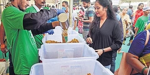 ಅವರೆಬೇಳೆ ಮೇಳದಲ್ಲಿ ತಮ್ಮಿಷ್ಟದ ತಿನಿಸನ್ನು ಕೊಂಡುಕೊಳ್ಳುತ್ತಿದ್ದ ಗ್ರಾಹಕರು