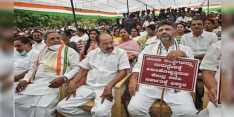 ಐಟಿ ಕಚೇರಿ ಎದುರು ಕಾಂಗ್ರೆಸ್ ನಾಯಕರ ಪ್ರತಿಭಟನೆ