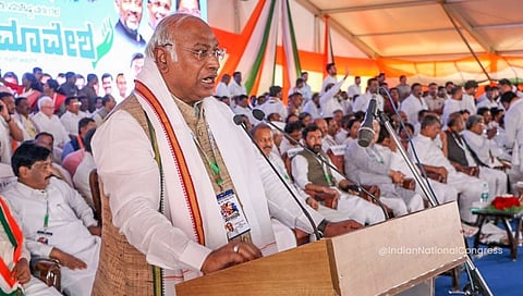 ಸಮಾವೇಶದಲ್ಲಿ ಮಾತನಾಡುತ್ತಿರುವ ಮಲ್ಲಿಕಾರ್ಜುನ ಖರ್ಗೆ