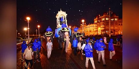 ಮೈಸೂರಿನಲ್ಲಿ ಮಳೆಯ ನಡುವೆ ದಸರಾ ಆನೆ ಅಭಿಮನ್ಯು ಮರದ ಹೌದಾ ಹೊತ್ತೊಯ್ದಿದೆ
