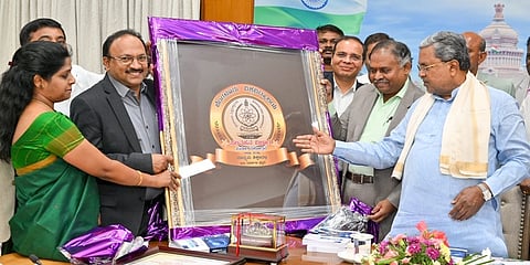 ಬಿಕೆ ರವಿ ಸಂಪಾದಕತ್ವದ ಪುಸ್ತಕ ಬಿಡುಗಡೆ ಸಮಾರಂಭದಲ್ಲಿ ಸಿಎಂ ಸಿದ್ದರಾಮಯ್ಯ ಮತ್ತಿತರರು
