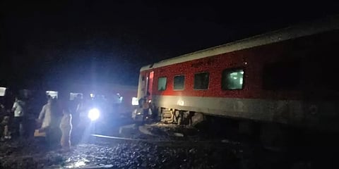 ಹಳಿ ತಪ್ಪಿದ ನಾರ್ತ್ ಈಸ್ಟ್ ಸೂಪರ್ಫಾಸ್ಟ್ ರೈಲು