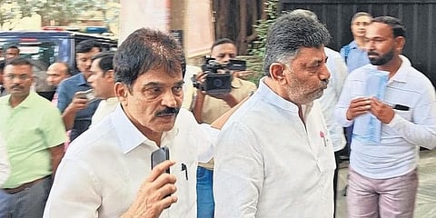 ಎಐಸಿಸಿ ಪ್ರಧಾನ ಕಾರ್ಯದರ್ಶಿ ಕೆಸಿ ವೇಣುಗೋಪಾಲ್ ಮತ್ತು ಡಿಸಿಎಂ ಡಿಕೆ ಶಿವಕುಮಾರ್ ಬೆಂಗಳೂರಿನಲ್ಲಿ ಎಐಸಿಸಿ ಅಧ್ಯಕ್ಷ ಮಲ್ಲಿಕಾರ್ಜುನ ಖರ್ಗೆ ನಿವಾಸದಲ್ಲಿ