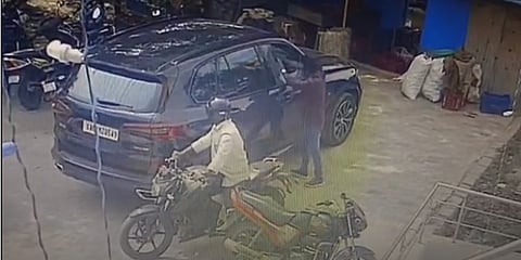 ಕಾರಿನಿಂದ ಹಣ ಎಗರಿಸುತ್ತಿರುವ ಕಳ್ಳರ ಚಿತ್ರ