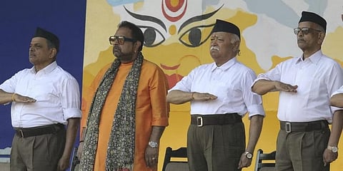 ನಾಗಪುರದಲ್ಲಿ ಆರ್ಎಸ್ಎಸ್ ವಿಜಯದಶಮಿ ಉತ್ಸವದಲ್ಲಿ ಗಾಯಕ ಶಂಕರ್ ಮಹಾದೇವನ್ ಮತ್ತು ಇತರರೊಂದಿಗೆ ಆರ್ಎಸ್ಎಸ್ ಮುಖ್ಯಸ್ಥ ಮೋಹನ್ ಭಾಗವತ್.