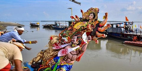 ಬ್ರಹ್ಮಪುತ್ರ ನದಿಯ ದಡದಲ್ಲಿ ದುರ್ಗಾದೇವಿ ಮೂರ್ತಿ ವಿಸರ್ಜನೆ ಮಾಡುತ್ತಿರುವುದು.