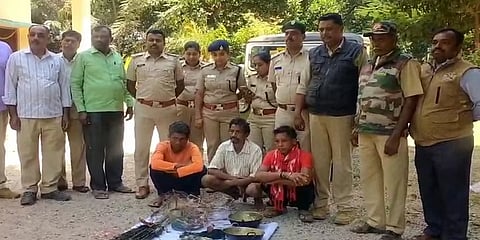 ಬಂಧಿತ ಆರೋಪಿಗಳೊಂದಿಗೆ ಪೊಲೀಸರು