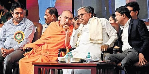 ಕನಕ ಗುರುಪೀಠದ ಸಿದ್ದರಾಮಾನಂದ ಸ್ವಾಮಿಗಳು ಹಾಗೂ ಸಚಿವ ಭೈರತಿ ಸುರೇಶ್ ಅವರೊಂದಿಗೆ ಮುಖ್ಯಮಂತ್ರಿ ಸಿದ್ದರಾಮಯ್ಯ.