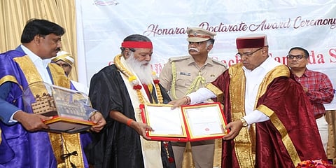 ಗಣಪತಿ ಸಚ್ಚಿದಾನಂದ ಸ್ವಾಮೀಜಿಗೆ ಗೌರವ ಡಾಕ್ಟರೇಟ್ ಪ್ರದಾನ ಮಾಡಿದ ರಾಜ್ಯಪಾಲರು
