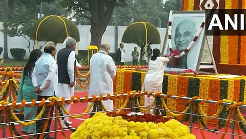 ಸರ್ದಾರ್ ವಲ್ಲಭಭಾಯಿ ಪಟೇಲ್ ಅವರ ಭಾವಚಿತ್ರಕ್ಕೆ ಪುಷ್ಪನಮನ ಸಲ್ಲಿಸುತ್ತಿರುವ ರಾಷ್ಟ್ರಪತಿ.