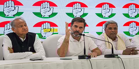 ದೆಹಲಿಯಲ್ಲಿ ನಡೆದ ಪತ್ರಿಕಾಗೋಷ್ಠಿಯಲ್ಲಿ ಕರ್ನಾಟಕ ಸಿಎಂ ಸಿದ್ದರಾಮಯ್ಯ ಮತ್ತು ರಾಜಸ್ಥಾನ ಸಿಎಂ ಅಶೋಕ್ ಗೆಹ್ಲೋಟ್ ಅವರೊಂದಿಗೆ ಕಾಂಗ್ರೆಸ್ ನಾಯಕ ರಾಹುಲ್ ಗಾಂಧಿ ಮಾತನಾಡಿದರು.