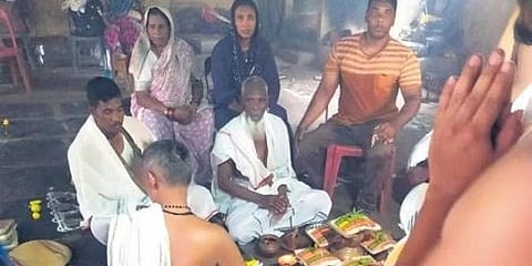ಪಿತೃಕಾರ್ಯ ನೆರವೇರಿಸುತ್ತಿರುವ ಮುಸ್ಲಿಂ ಕುಟುಂಬ.