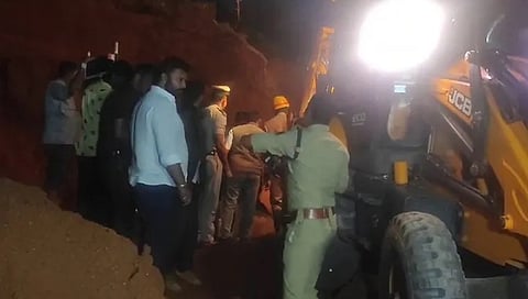 ಸ್ಥಳದಲ್ಲಿ ರಕ್ಷಣಾ ಕಾರ್ಯಾಚರಣೆ ನಡೆಯುತ್ತಿರುವುದು.