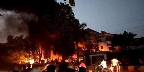 ಮರಾಠ ಮೀಸಲಾತಿ ಪರ ಪ್ರತಿಭಟನಾಕಾರರು ಬೀಡ್ನಲ್ಲಿರುವ ಎನ್ ಸಿಪಿ ಕಚೇರಿಗೆ ಬೆಂಕಿ ಹಚ್ಚಿರುವ ಚಿತ್ರ(ಫೋಟೋ ಕೃಪೆ ಎಎನ್ಐ ಸುದ್ದಿಸಂಸ್ಥೆ)