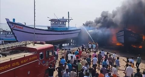 ಮೀನುಗಾರಿಕಾ ದೋಣಿಗಳಿಗೆ ತಗುಲಿದ ಬೆಂಕಿ