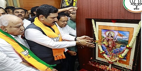 ನೂತನ ರಾಜ್ಯಾಧ್ಯಕ್ಷರಾಗಿ ನೇಮಕಗೊಂಡಿರುವ ಬಿ ವೈ ವಿಜಯೇಂದ್ರ ಅವರು ಇಂದು ರಾಜ್ಯ ಬಿಜೆಪಿ ಕಾರ್ಯಾಲಯ ಜಗನ್ನಾಥ ಭವನಕ್ಕೆ ಆಗಮಿಸಿ ಪೂಜೆಯಲ್ಲಿ ಪಾಲ್ಗೊಂಡು, ಭಾರತ ಮಾತೆ ಭಾವಚಿತ್ರಕ್ಕೆ ಪುಷ್ಪಾರ್ಚನೆ ಮಾಡಿದರು