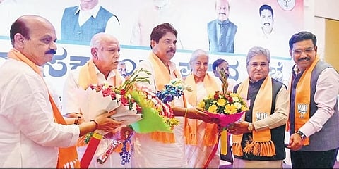 ಬೆಂಗಳೂರಿನಲ್ಲಿ ಬಿಜೆಪಿ ಮುಖಂಡರಾದ ಬಸವರಾಜ ಬೊಮ್ಮಾಯಿ, ಬಿಎಸ್ ಯಡಿಯೂರಪ್ಪ, ನಿರ್ಮಲಾ ಸೀತಾರಾಮನ್, ದುಷ್ಯಂತ್ ಗೌತಮ್ ಕುಮಾರ್, ಬಿವೈ ವಿಜಯೇಂದ್ರ ಅವರು ಆರ್ ಅಶೋಕ್ ಅವರನ್ನು ಅಭಿನಂದಿಸಿದರು.