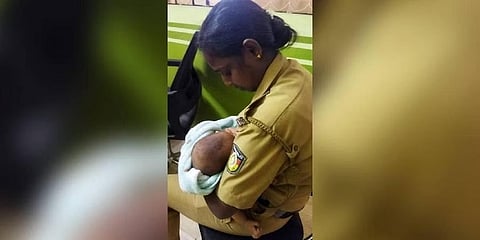 ಎದೆ ಹಾಲುಣಿಸುತ್ತಿರುವ ಪೊಲೀಸ್ ಅಧಿಕಾರಿ