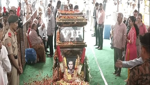 ಹುತಾತ್ಮ ವೀರ ಯೋಧನ ಅಂತಿಮ ದರ್ಶನ ಪಡೆಯುತ್ತಿರುವ ಜನತೆ.