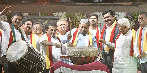 ಮುಖ್ಯಮಂತ್ರಿ ಸಿದ್ದರಾಮಯ್ಯನವರು ಕನ್ನಡ ಮತ್ತು ಸಂಸ್ಕೃತಿ ಇಲಾಖೆ ಹಂಪಿಯಲ್ಲಿ ಆಯೋಜಿಸಿದ್ದ 'ಕರ್ನಾಟಕ ಸಂಭ್ರಮ- 50' ನ್ನು ನಗಾರಿ ಬಾರಿಸುವ ಮೂಲಕ ಉದ್ಘಾಟಿಸಿದರು