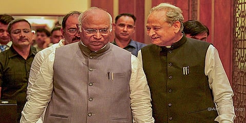 ರಾಜ್ಯ ವಿಧಾನಸಭೆ ಚುನಾವಣೆಗೆ ಮುನ್ನ ಜೋಧ್ಪುರಕ್ಕೆ ಆಗಮಿಸಿದ ಕಾಂಗ್ರೆಸ್ ಮುಖ್ಯಸ್ಥ ಮಲ್ಲಿಕಾರ್ಜುನ ಖರ್ಗೆ ಅವರೊಂದಿಗೆ ರಾಜಸ್ಥಾನದ ಮುಖ್ಯಮಂತ್ರಿ ಅಶೋಕ್ ಗೆಹ್ಲೋಟ್.