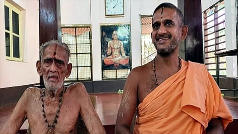 ತಂದೆ ಕೃಷ್ಣ ಭಟ್ ಜೊತೆ ಪೇಜಾವರ ಶ್ರೀ