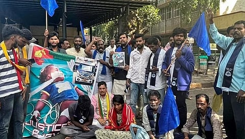 ಕುಟುಂಬ ಸದಸ್ಯರು ಮತ್ತು ಆಂಬ್ಯುಲೆನ್ಸ್ ಚಾಲಕರು ಪ್ರತಿಭಟನೆ ನಡೆಸುತ್ತಿರುವುದು.