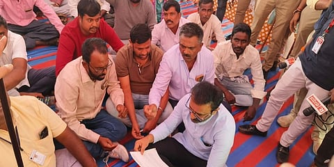 ಮದ್ಯಪಾನ ಪ್ರಿಯರ ಹೋರಾಟಗಾರರ ಸಂಘದ ಸದಸ್ಯರ ಬೇಡಿಕೆ ಆಲಿಸಿದ ಕಾರ್ಮಿಕ ಸಚಿವ ಸಂತೋಷ್ ಲಾಡ್