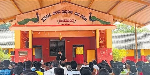 ಉಡುಪಿ ಜಿಲ್ಲೆಯ ಕೆರಾಡಿಯ ಸರಕಾರಿ ಹಿರಿಯ ಪ್ರಾಥಮಿಕ ಶಾಲೆಯ ಎಸ್ಡಿಎಂಸಿ ಸಭೆಯಲ್ಲಿ ನಟ ರಿಷಬ್ ಶೆಟ್ಟಿ