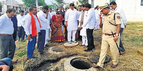 ಶೌಚಗುಂಡಿ ಸ್ವಚ್ಥ ಪ್ರಕರಣ ಸ್ಥಳಕ್ಕೆ ಅಶೋಕ್ ಭೇಟಿ