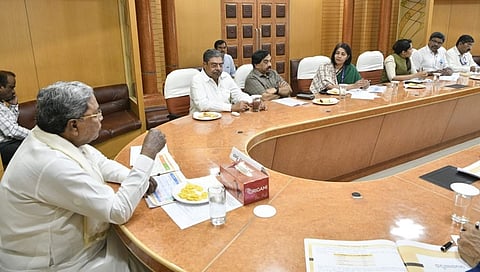 ವಾಣಿಜ್ಯ ತೆರಿಗೆ ಇಲಾಖೆ ಪ್ರಗತಿ ಪರಿಶೀಲನೆ ನಡೆಸುತ್ತಿರುವ ಸಿಎಂ ಸಿದ್ದರಾಮಯ್ಯ.